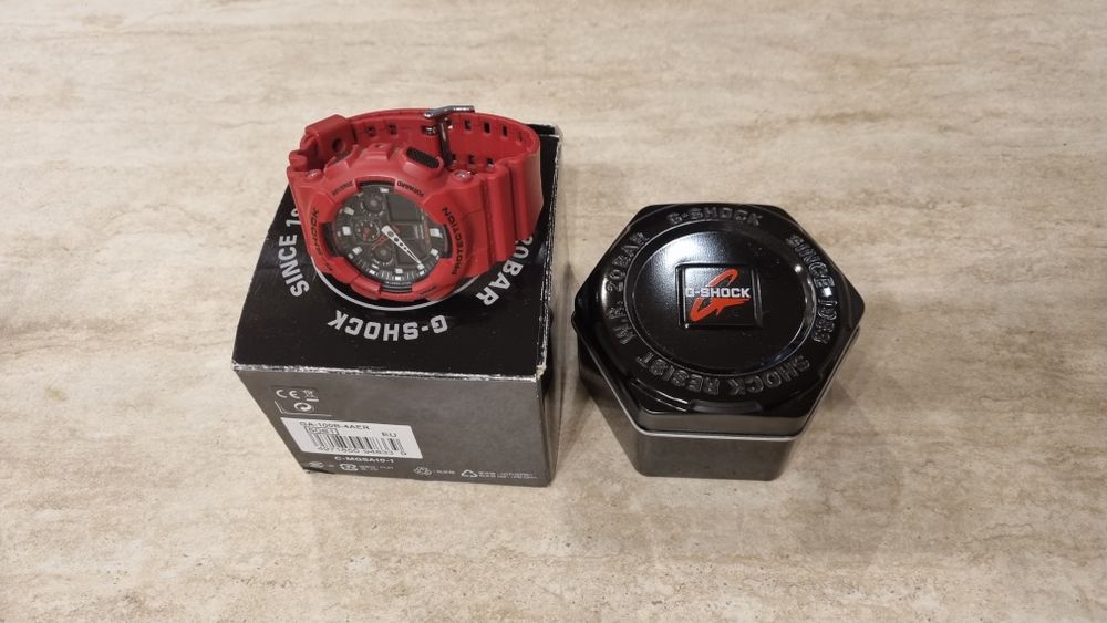 Часовник Casio - червен