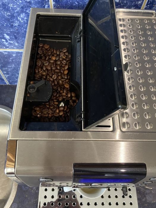 Кафемашина Delonghi Prima Donna с кана за мляко.