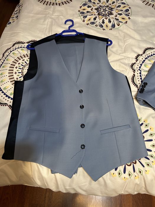 Vând costum eveniment