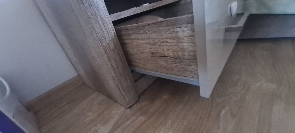 Noptiere bej în bună stare de pe mobilier1