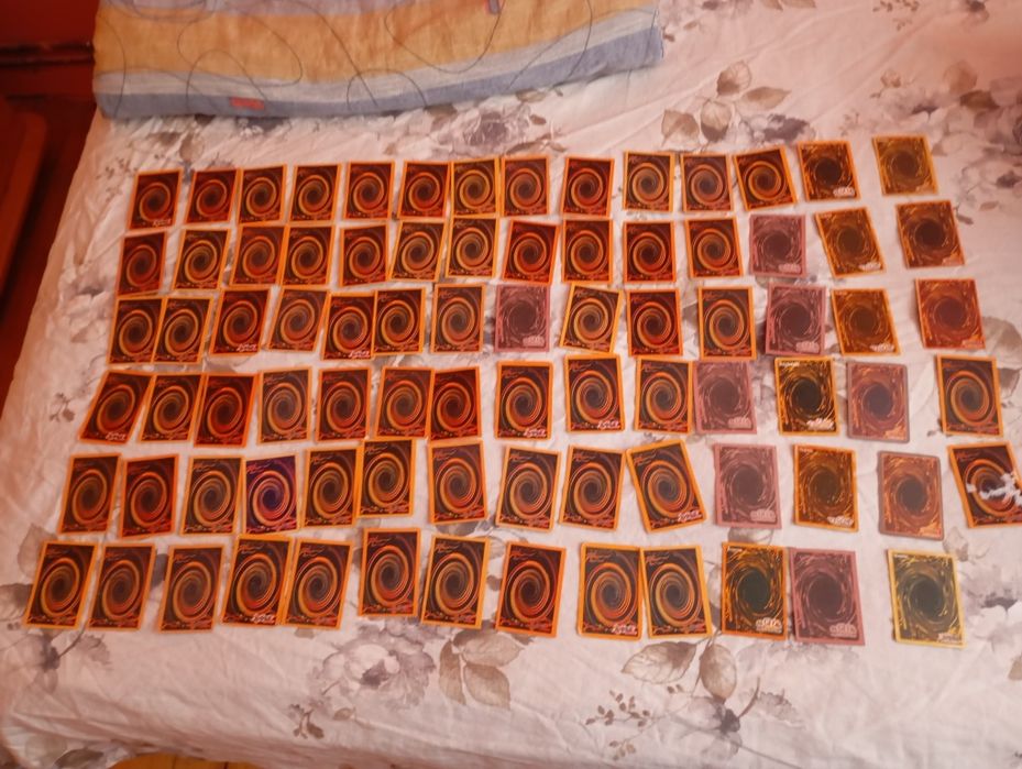 83 броя Югио карти.