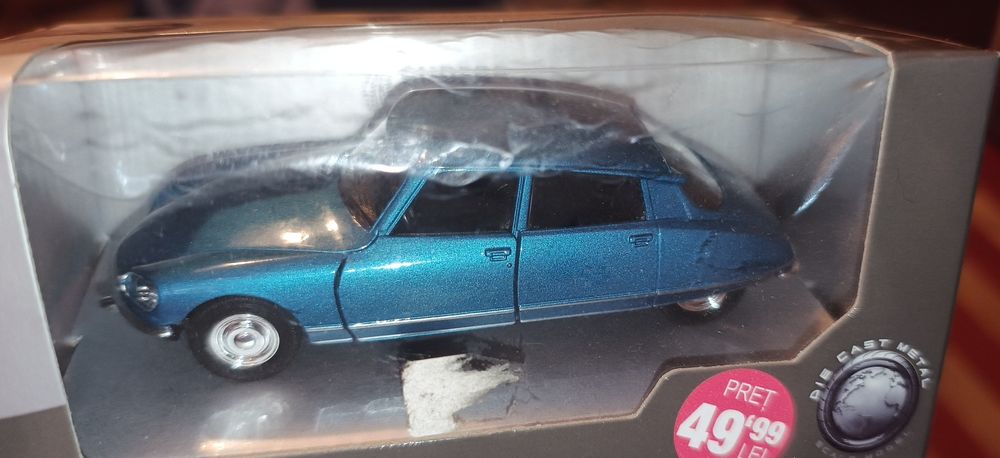 Mașinuță machetă, nouă, sigilată.