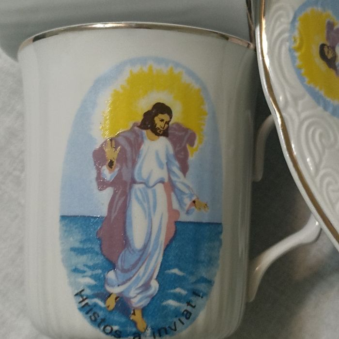 Set din ceramica cu tematică religioasă.