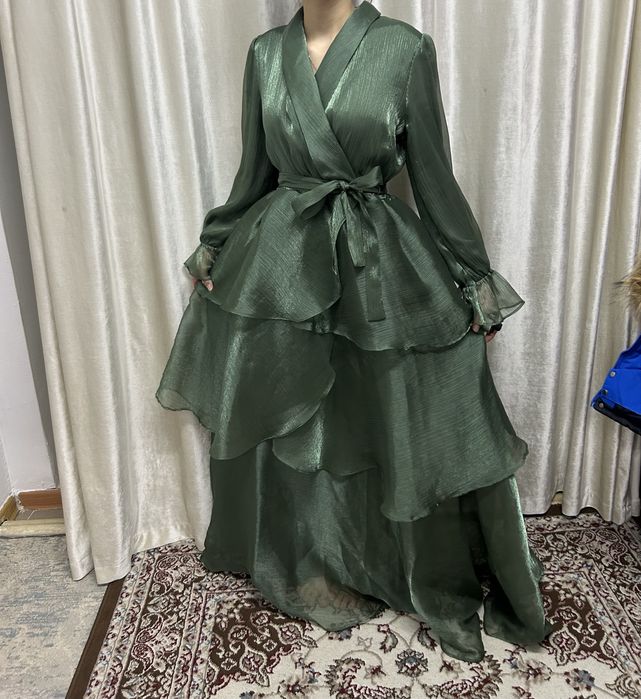 Изумрудное многолойное платье- эффектный образ (46-48)