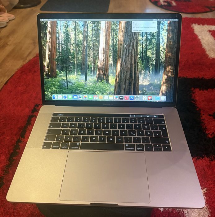 Vând MacBook Pro