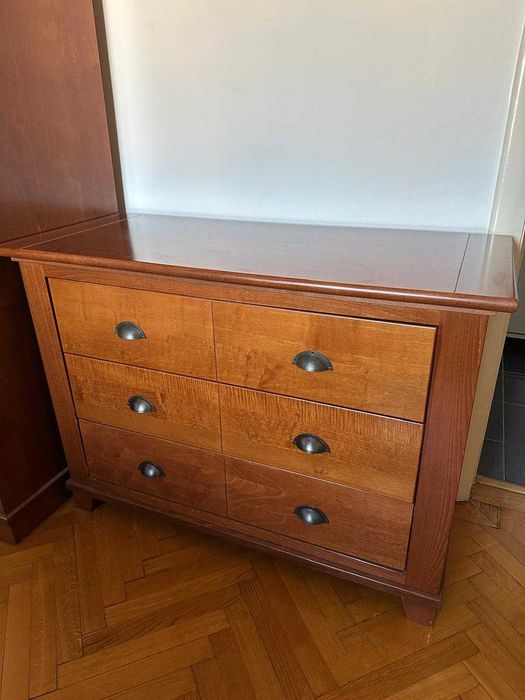 Comoda, lemn intreg, starea buna