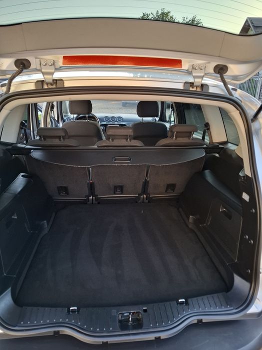 Ford S-Max 2.0 Diesel an 2011 euro 5
Model deosebit