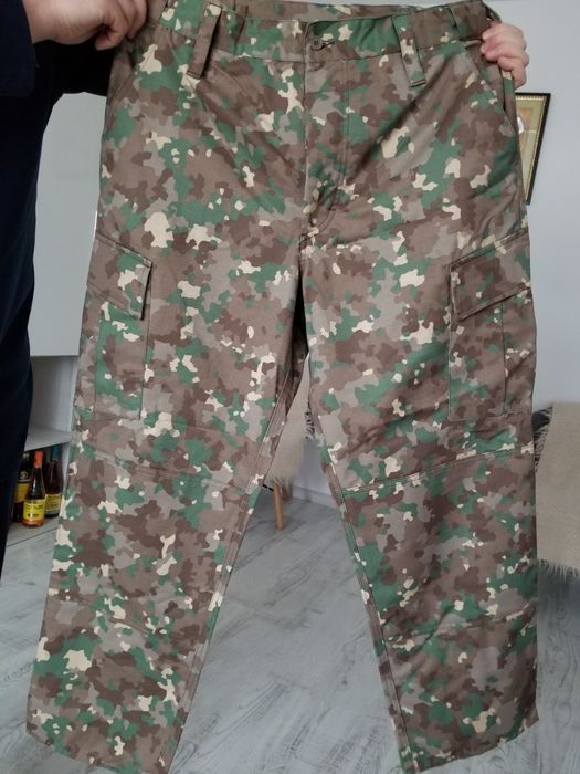 Pantaloni camuflat