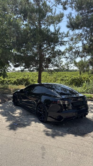 Tesla model s plaid restayling sotiladi