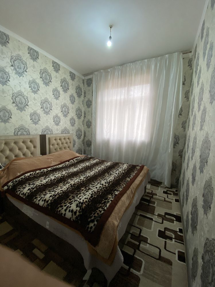 Sotiladi 2 xonali uy 3 xona qlngan srochna gaz issiq suv sovuq suv