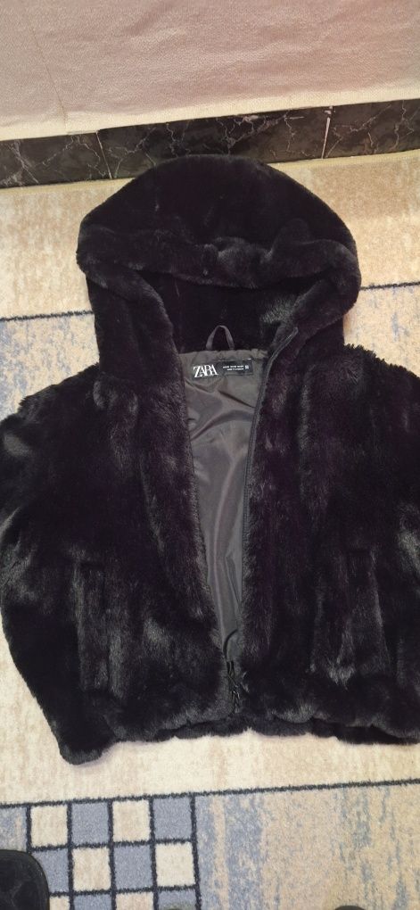 Продавам дамско пухено яке Zara