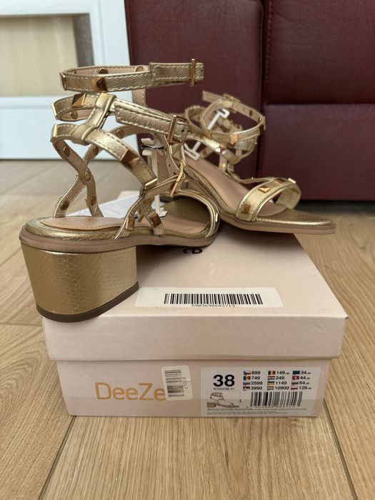 Сандали златисти Dee Zee, нови с етикет, номер 38