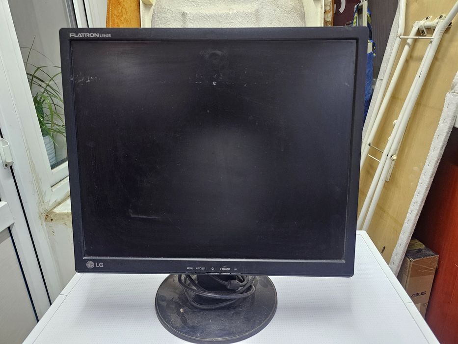Монитор LG 19', с VGA кабелем