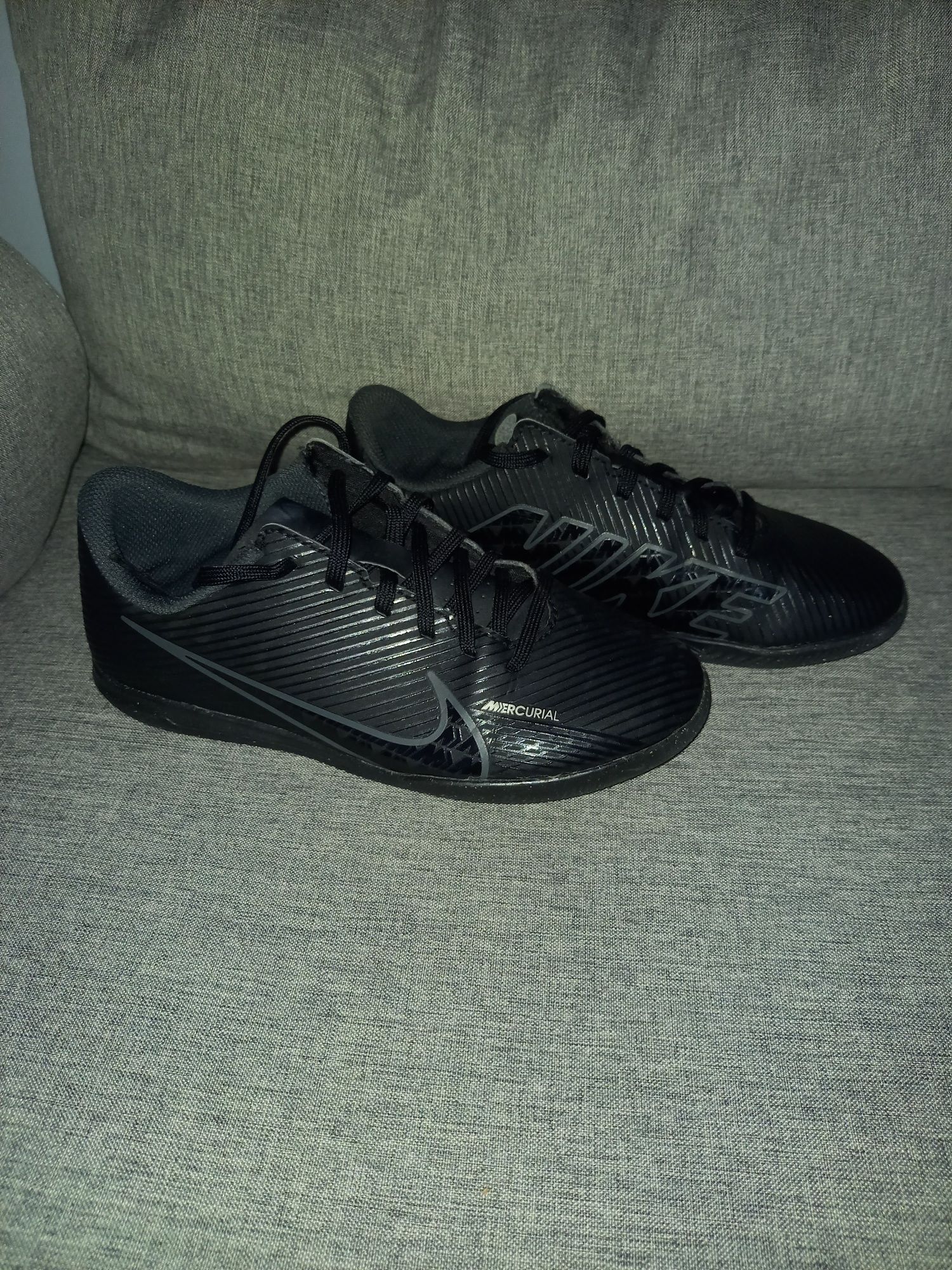 Ghete de fotbal Nike Mercurial 34
Încălțăminte de fotbal pentru copii