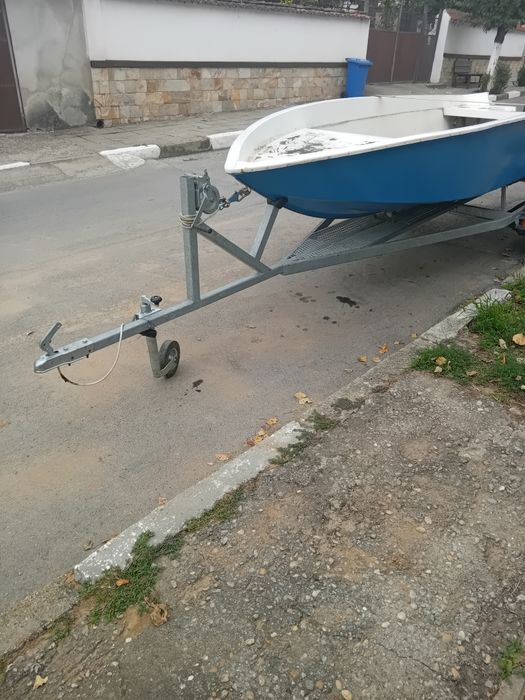 Лодка с мотор и колисар
