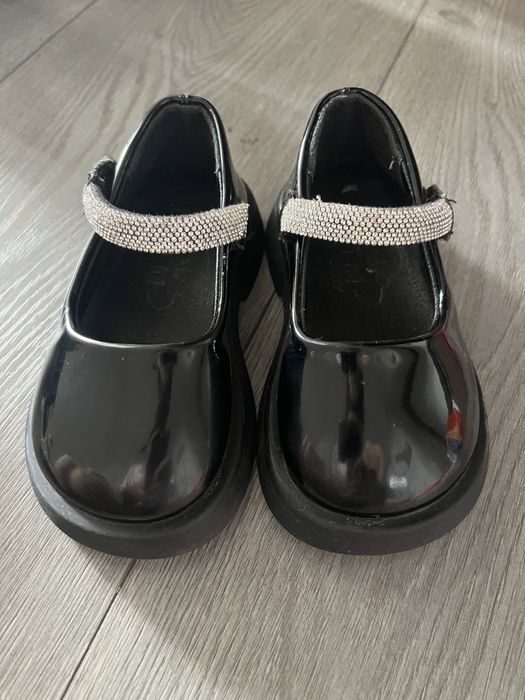 Продам туфельки очень красивые, лакированные