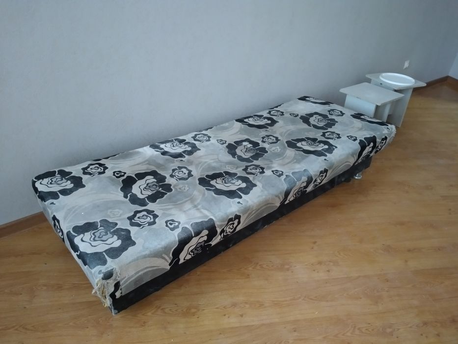 Бесплатно отдам тахта и угловой шкаф