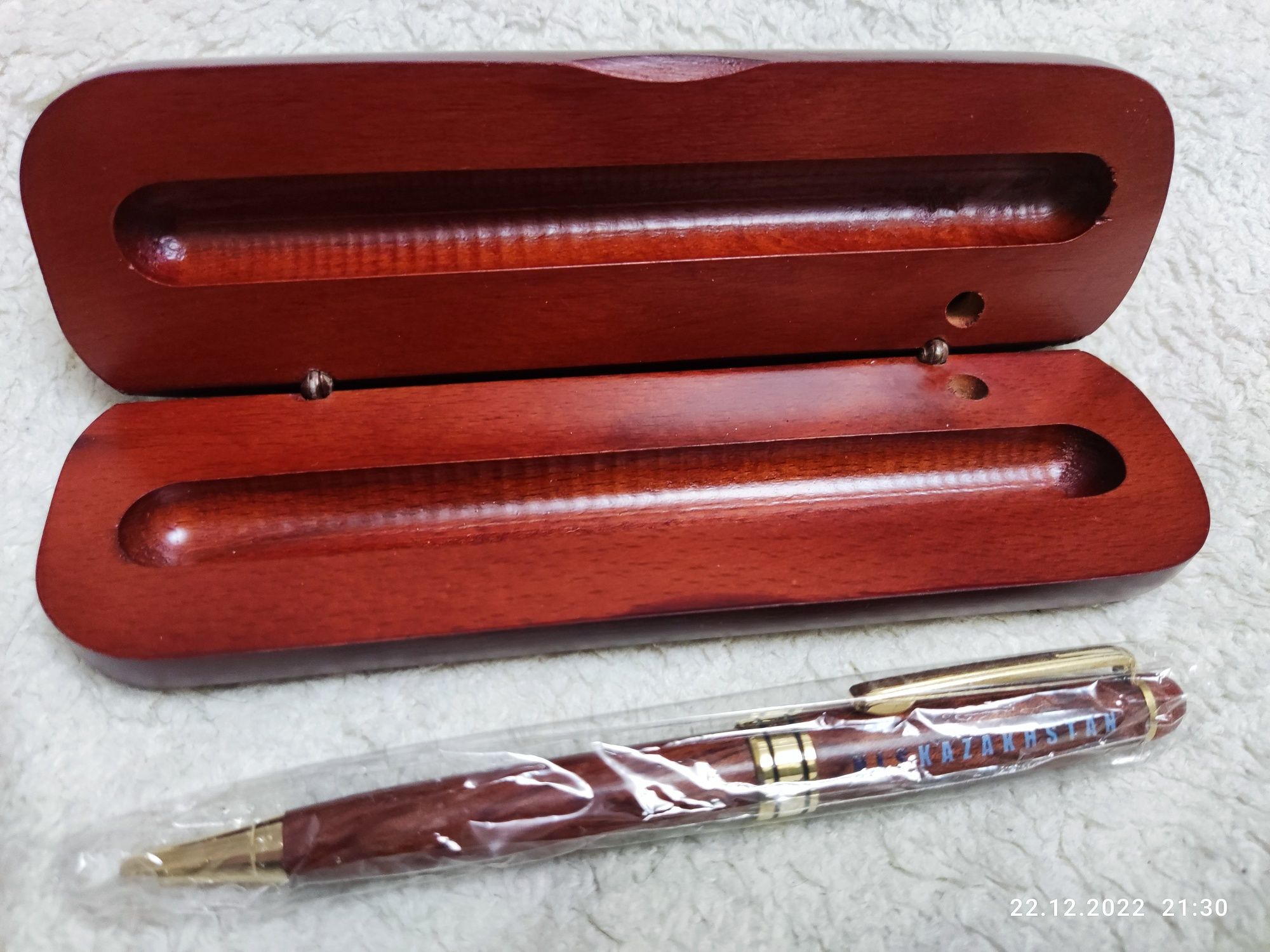 Деревянная ручка в футляре из красного дерева в упаковке