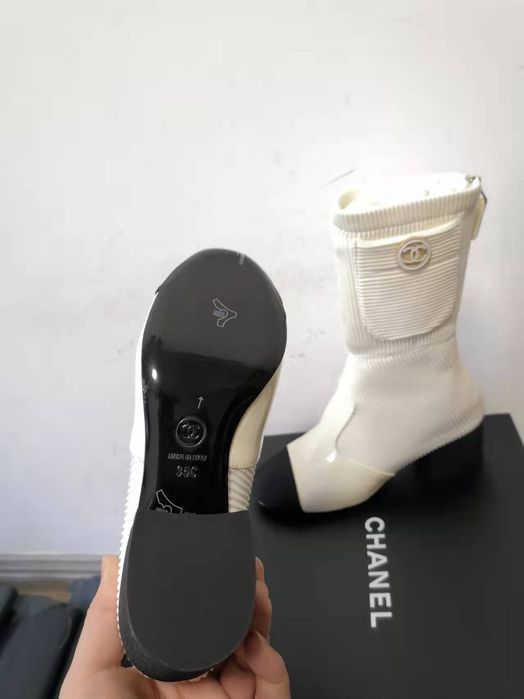 Cizme elegante C.H.A.N.E.L-Reducere la jumătate de preț!