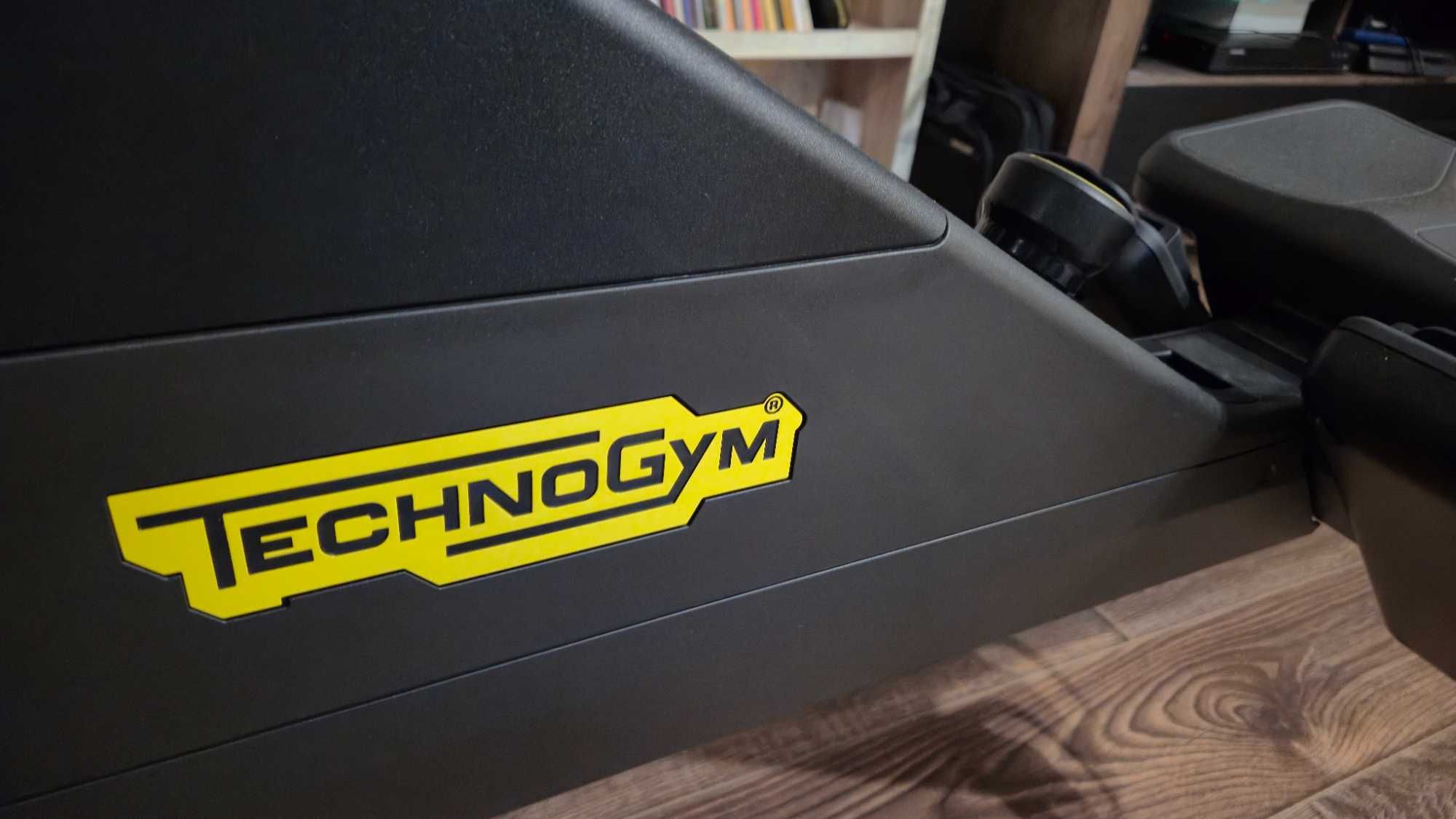 Нов гребен тренажор TechnoGym Skillrow Aquafeel + дигитален дисплей