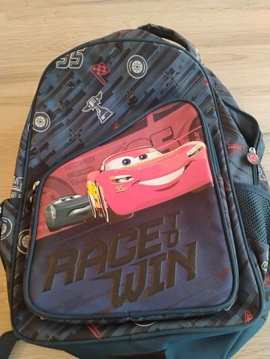 Vând rucsac cu fulger Mcqueen