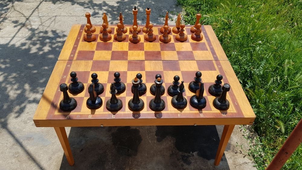 Шахматна маса голяма