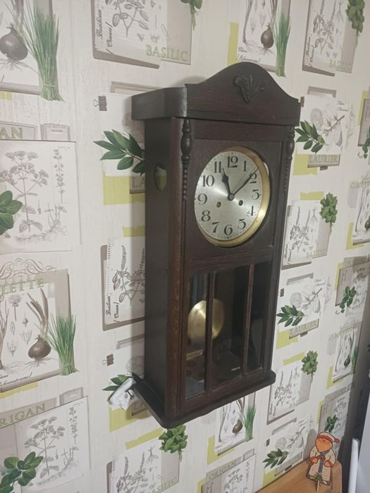 Ceas cu pendula de perete vechi