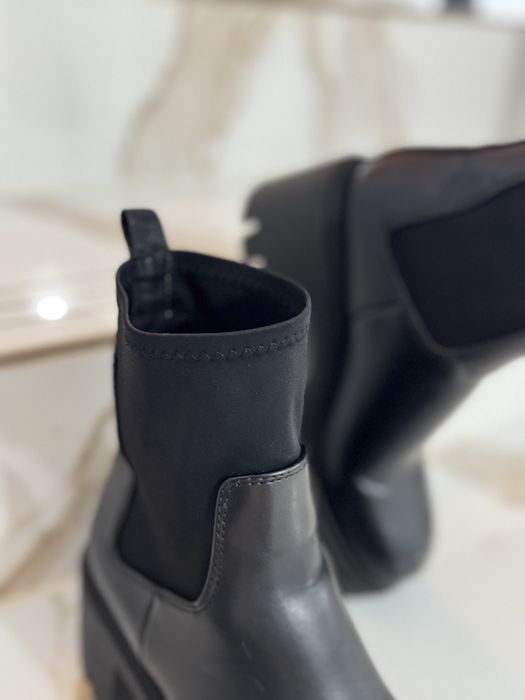 Боти на ZARA с дебела подметка, удобни за ежедневие