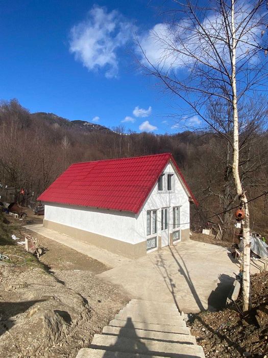 Casă nouă, grădină 3.000 mp intravilan + 5.000 mp pădure