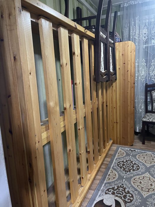Продаю  двухспальную кровать из натурального дерева