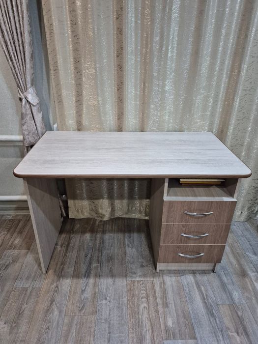 Писменный стол в отличном состоянии