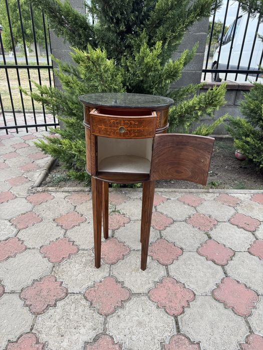 Comodină vintage cu blat de marmură și intarsii – stil Louis XVI
