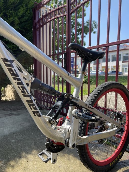 Bicicleta Downhill Banshee Scythe