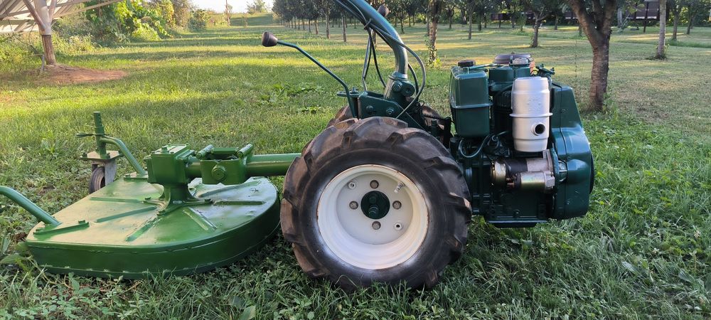 Tractoare și utilaje.