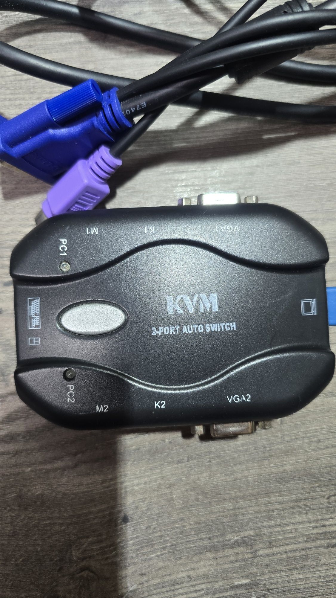 Устройство за използване на два компютъра с един монитор KVM