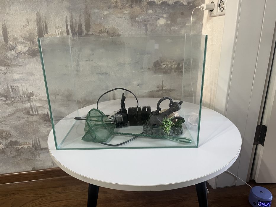 Аквариум со всем необходимым: фильтр воды, сачок, песок, и пр