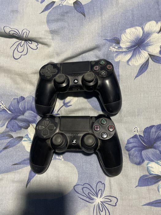Vand ps4 cu 2 controlere