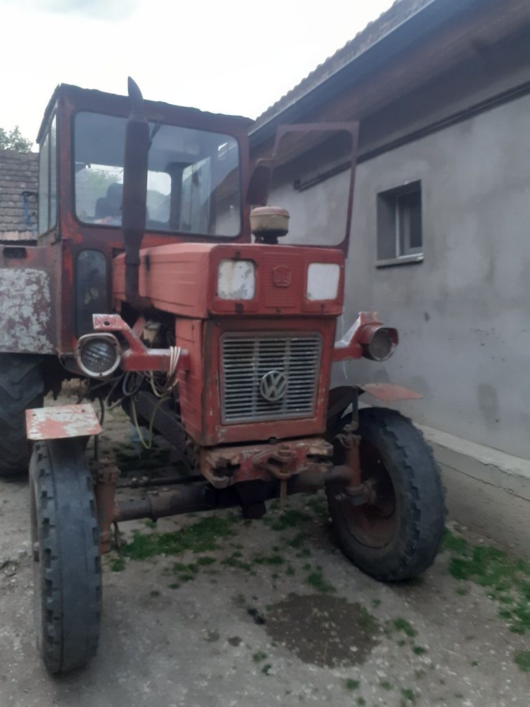 Vând tractor utb 650
