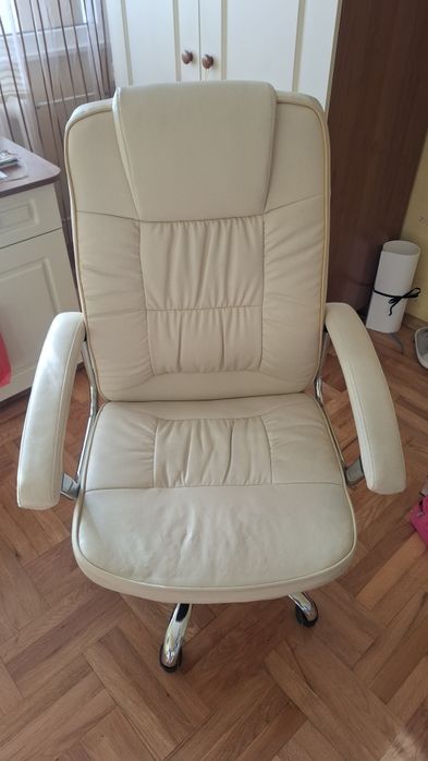 Светещ глобус, статив и кожен стол с амортисьор