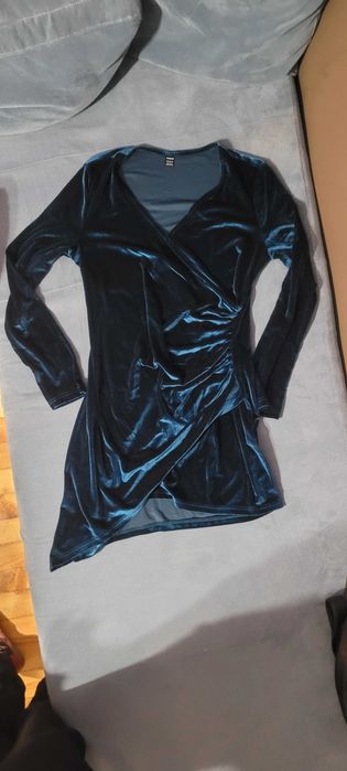 Велурена тюркоазена рокля с V образно деколте