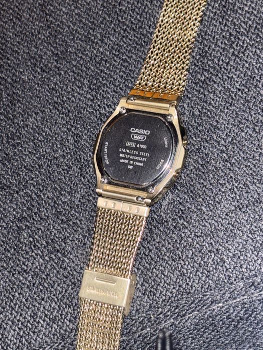 Оригинален Casio A1000MG-9EF – златен ретро часовник