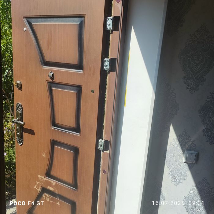 Двухсторонный входной дверь продается срочно