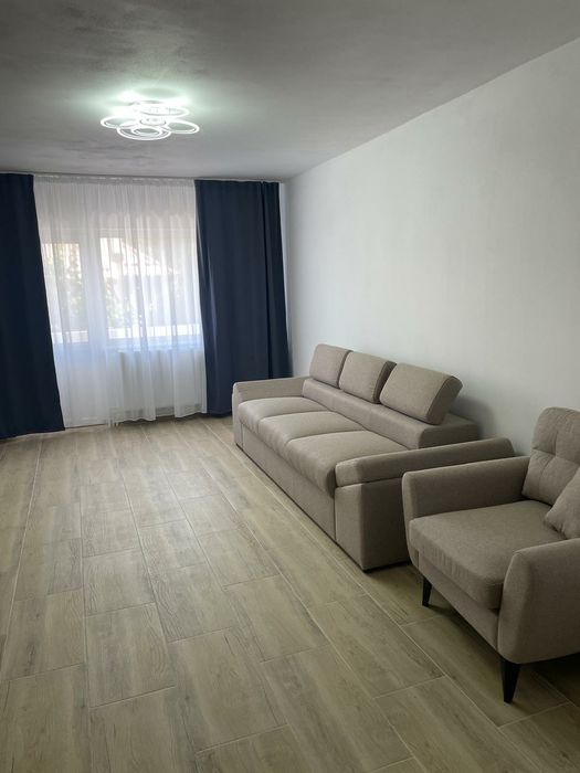 Apartament cu 3 camere  de închiriat