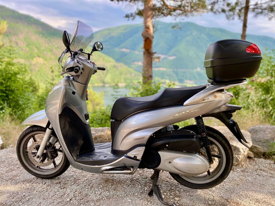 Продавам Honda SH 300