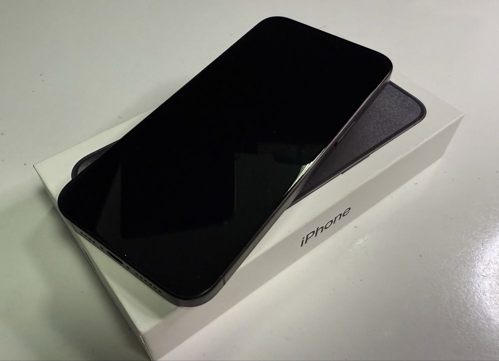 Продавам iPhone 15 Pro MAX 256GB Black Titanium