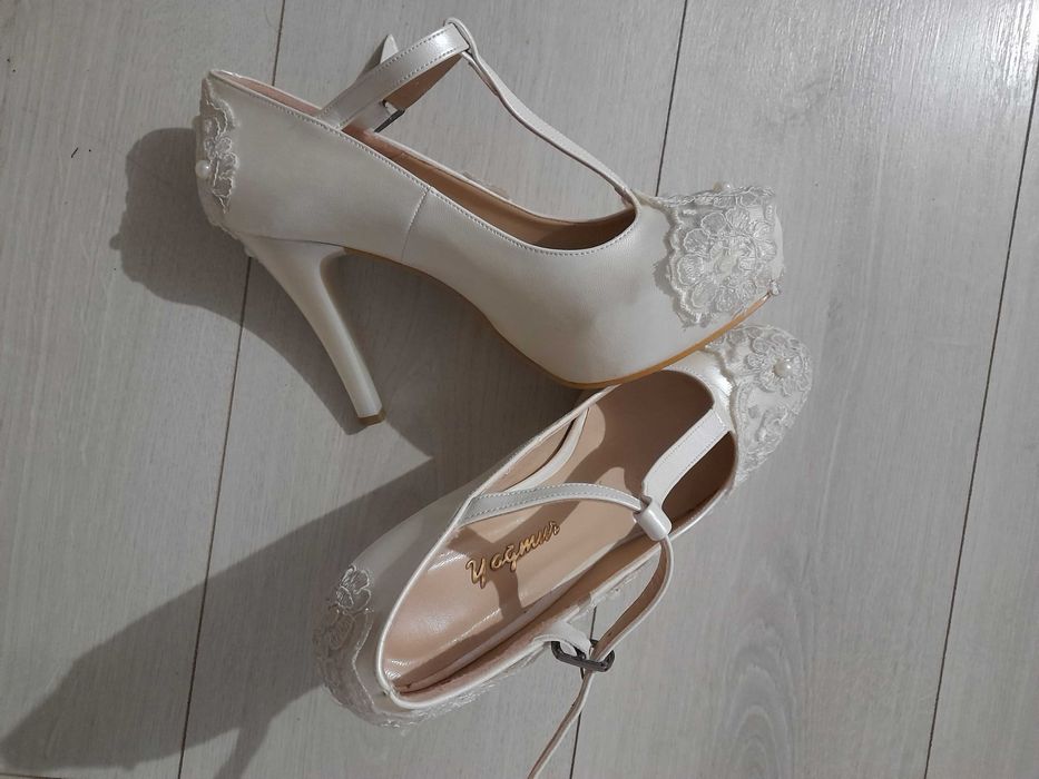 Pantofi de mireasa cu platforma si varf rotunjit