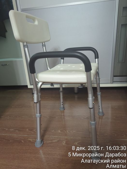 Стул для ванной комнаты для пожилых людей.