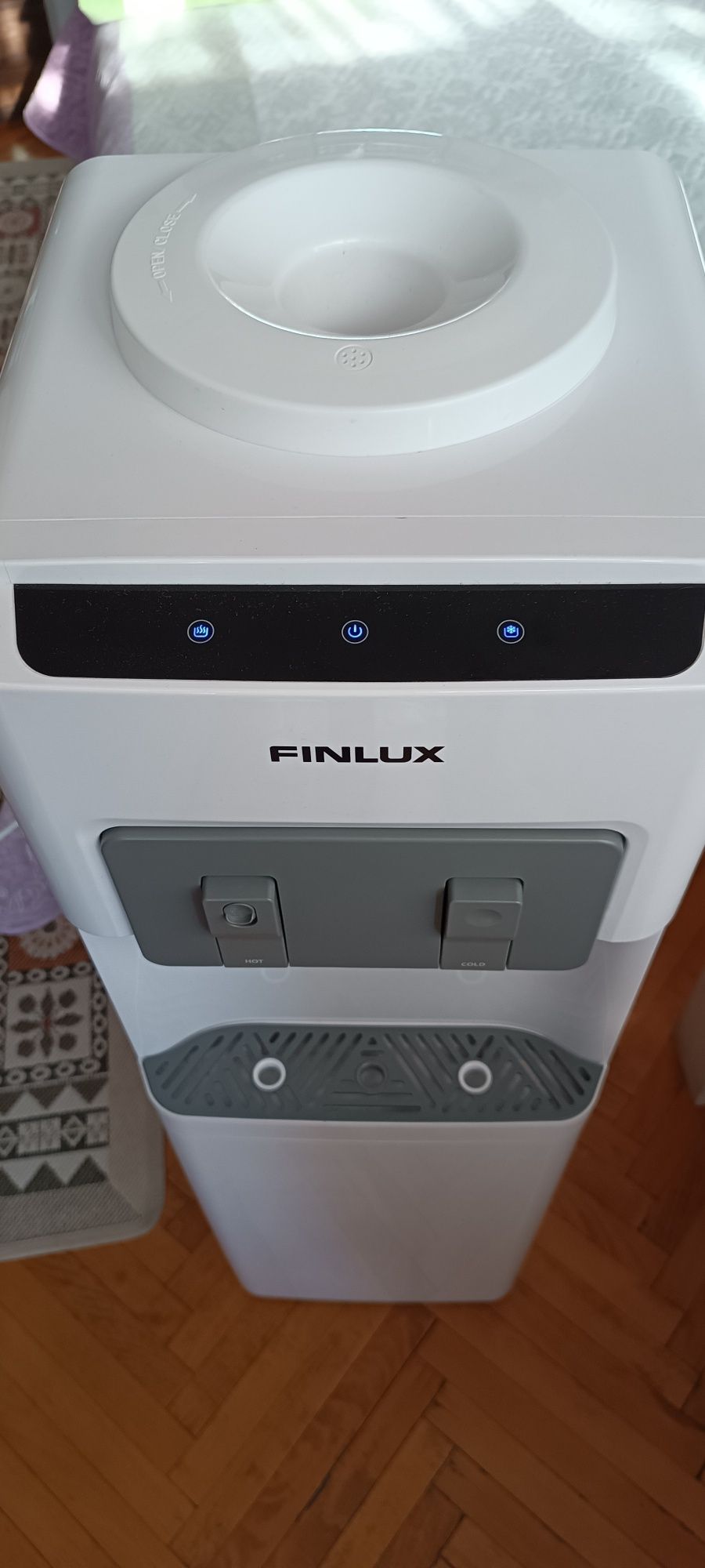 Продавам диспенсър Finlux