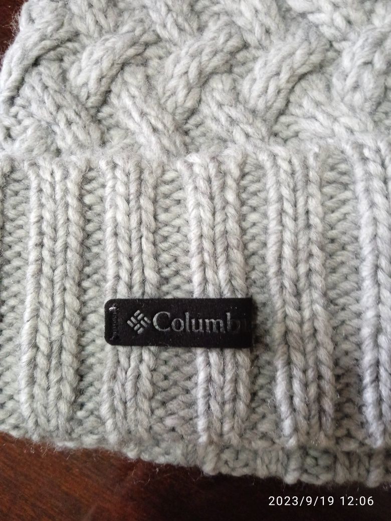 Женская вязанная шапка фирма "Columbia"