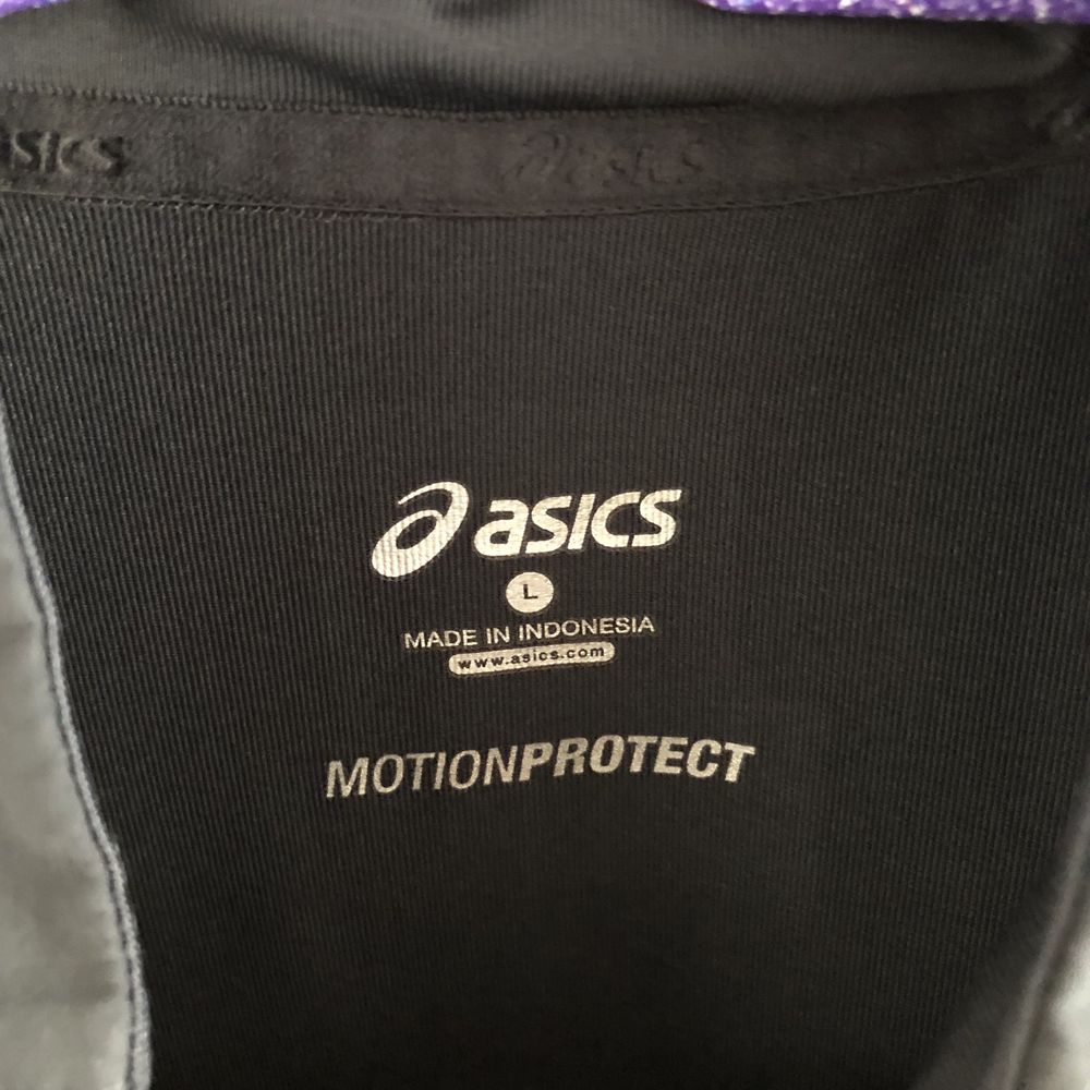 Елек на Asics